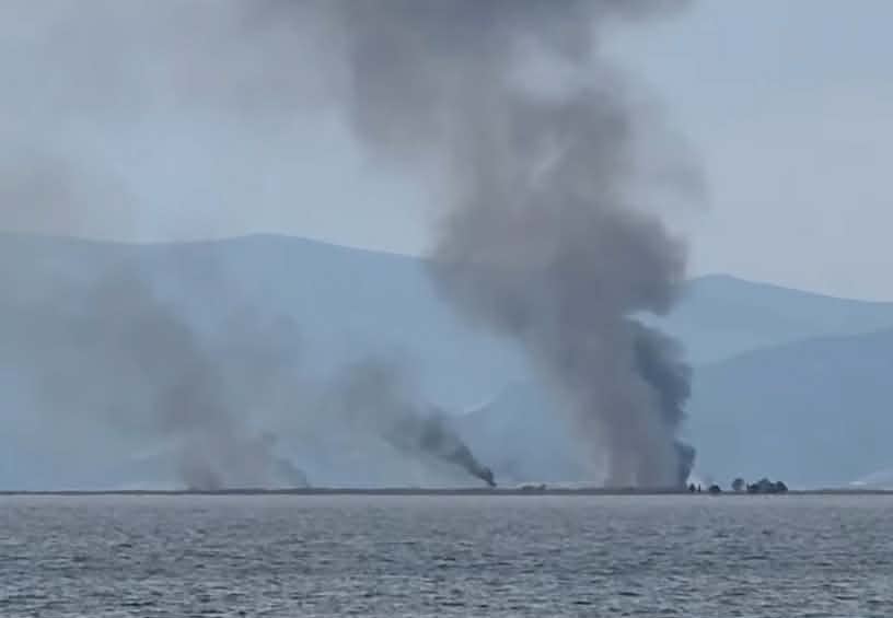 Πυρκαγιά σε καλαμιές κοντά στο αεροδρόμιο «Μέγας Αλέξανδρος» στη Χρυσούπολη Καβάλας