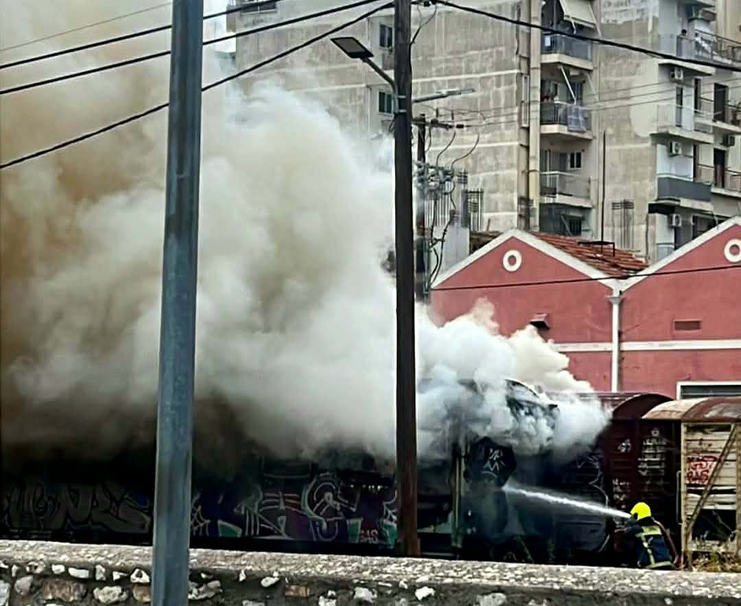 Πυρκαγιά σε εγκαταλελειμμένο βαγόνι στην Πάτρα
