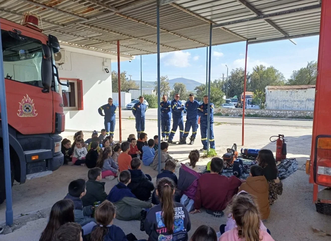 Εκπαιδευτική επίσκεψη μαθητών του 2ου Δημοτικού Τήνου στην Πυροσβεστική Υπηρεσία