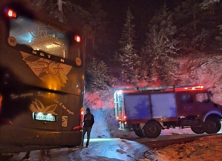 Επιχείρηση απεγκλωβισμού λεωφορείου με μαθητές στο Λαμπίρι Αγρινίου λόγω χιονόπτωσης