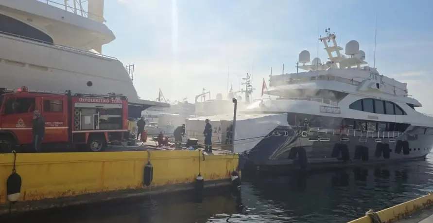 Πυρκαγιά σε θαλαμηγό στη ναυπηγοεπισκευαστική ζώνη Περάματος Πυρκαγιά σε θαλαμηγό στη ναυπηγοεπισκευαστική ζώνη Περάματος