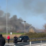 Πυρκαγιά εκδηλώθηκε σε χαμηλή βλάστηση και καλαμιές στην περιοχή Νότιος Πιερίας