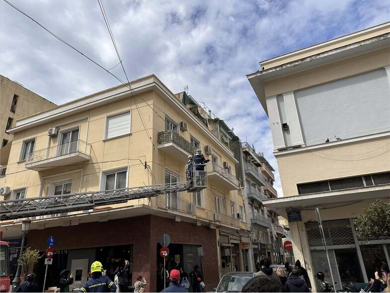 Πάτρα: Επιχείρηση της Πυροσβεστικής για απεγκλωβισμό περιστεριού