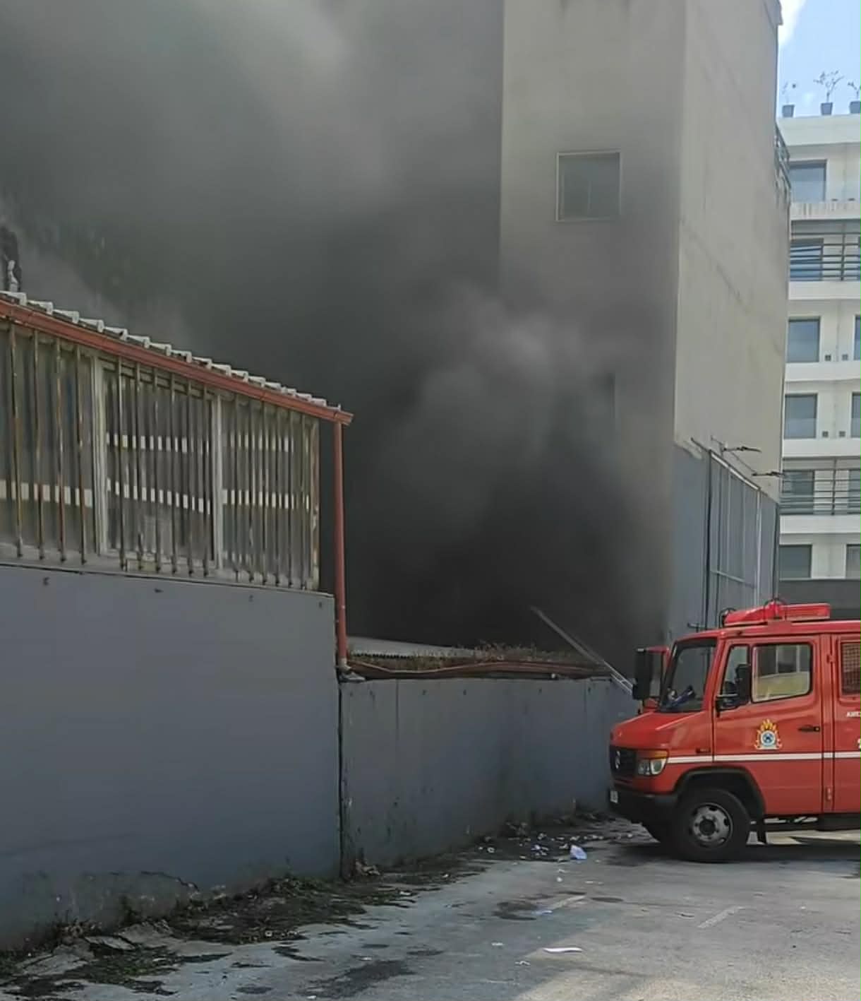 Πυρκαγιά δίπλα από κέντρο διασκέδασης στη δυτική Θεσσαλονίκη