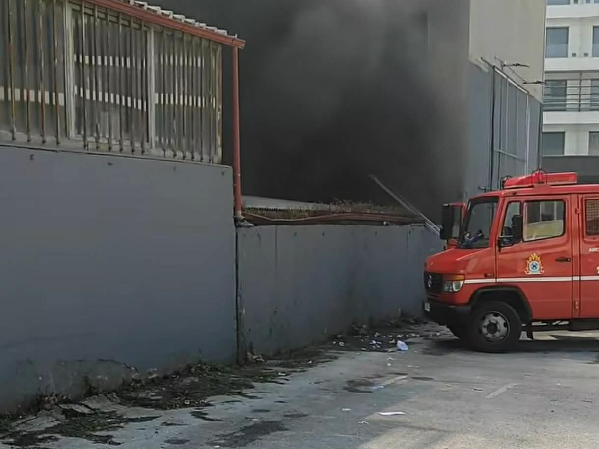 Πυρκαγιά δίπλα από κέντρο διασκέδασης στη δυτική Θεσσαλονίκη