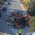 Σοβαρό τροχαίο με ανατροπή φορτηγού στη λεωφόρο Βουλιαγμένης – Επιχείρηση απεγκλωβισμού