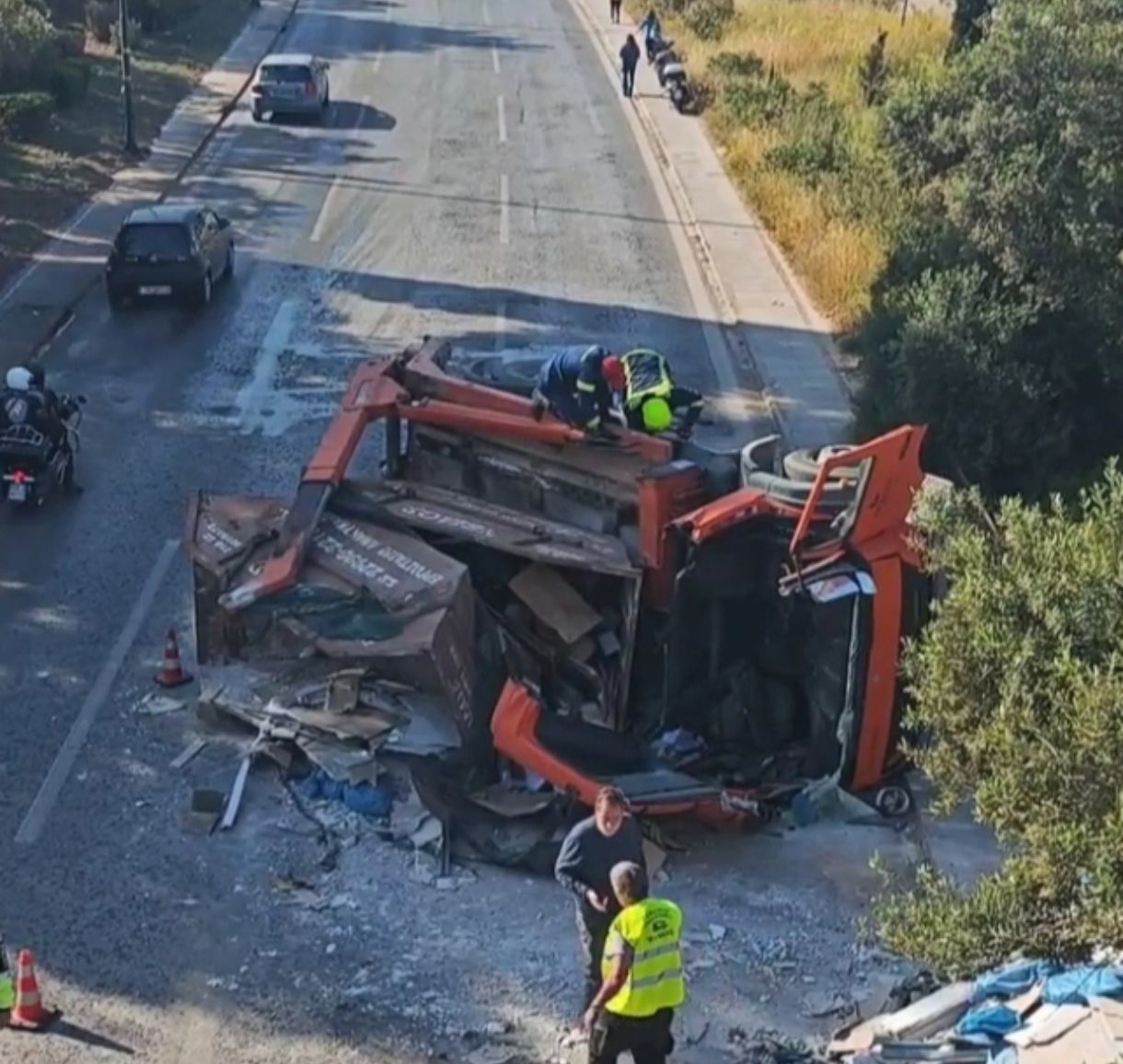 Σοβαρό τροχαίο με ανατροπή φορτηγού στη λεωφόρο Βουλιαγμένης – Επιχείρηση απεγκλωβισμού
