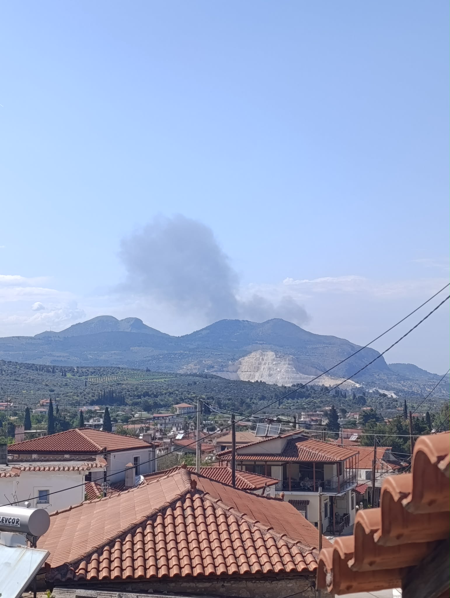 Πυρκαγιά σε δασική έκταση στο Ζευγολατιό Κορινθίας