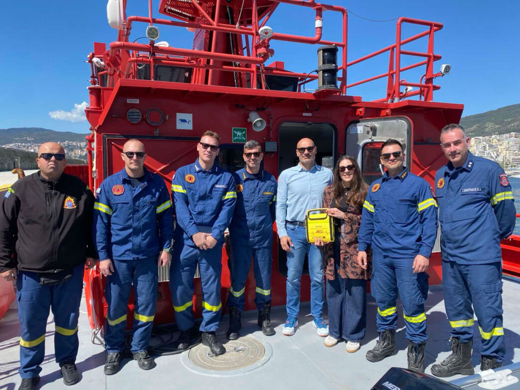 Καβάλα: Δωρεά απινιδωτή στην Πυροσβεστική Υπηρεσία Λιμένα