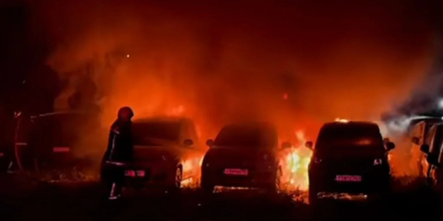 Πυρκαγιά σε χώρο με ενοικιαζόμενα οχήματα στο Ηράκλειο Κρήτης