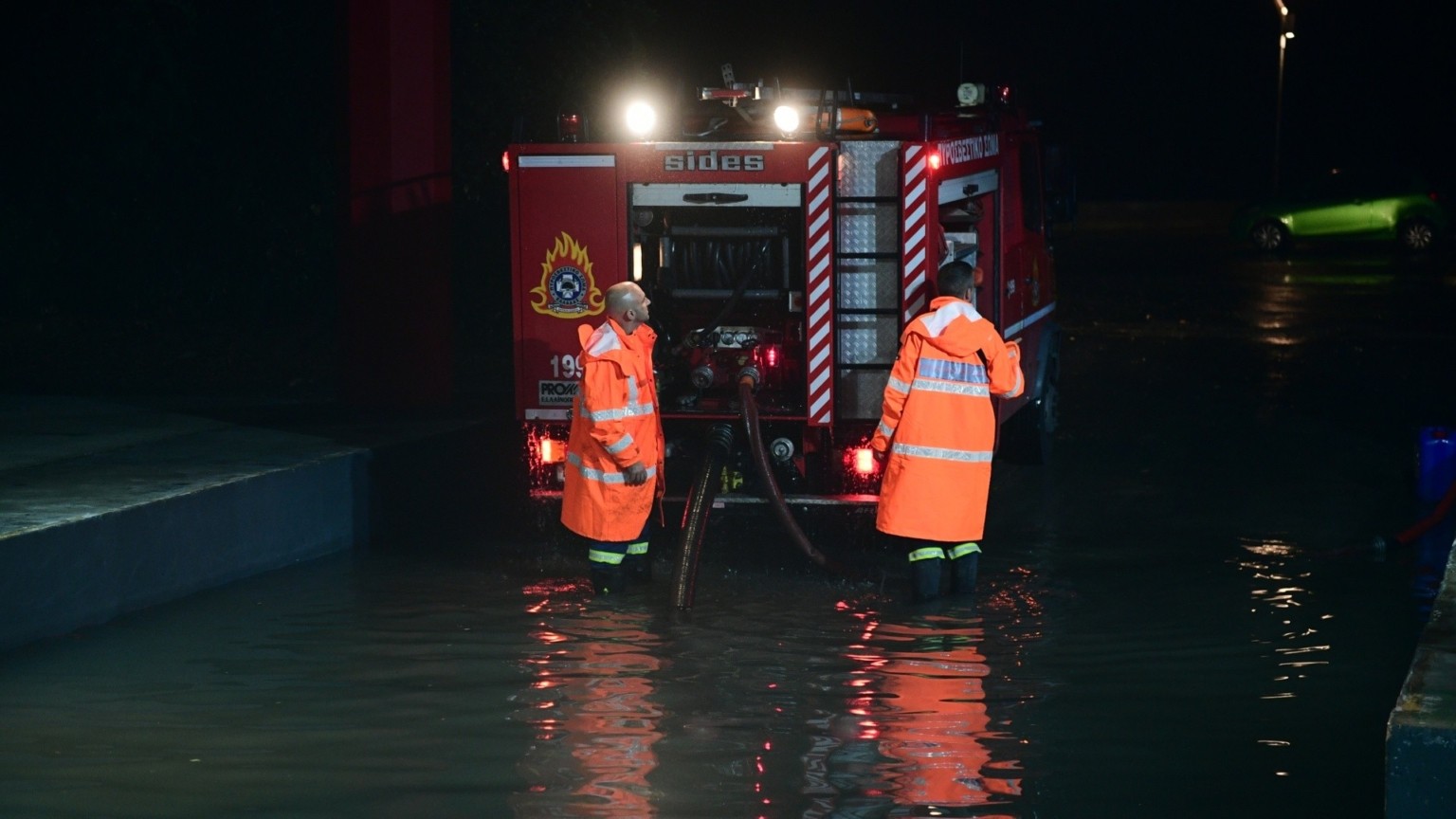 Νέα Μάκρη: Χωρίς αισθήσεις άνδρας κάτω από ΙΧ – Επιχείρηση απεγκλωβισμού