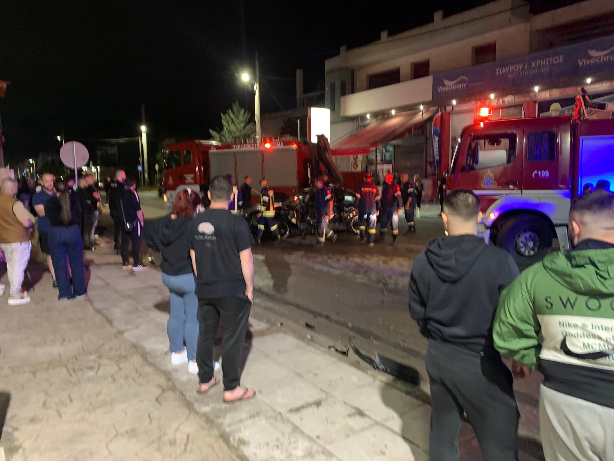 Σοβαρό τροχαίο στο Μενίδι – Επιχείρηση απεγκλωβισμού από την Πυροσβεστική