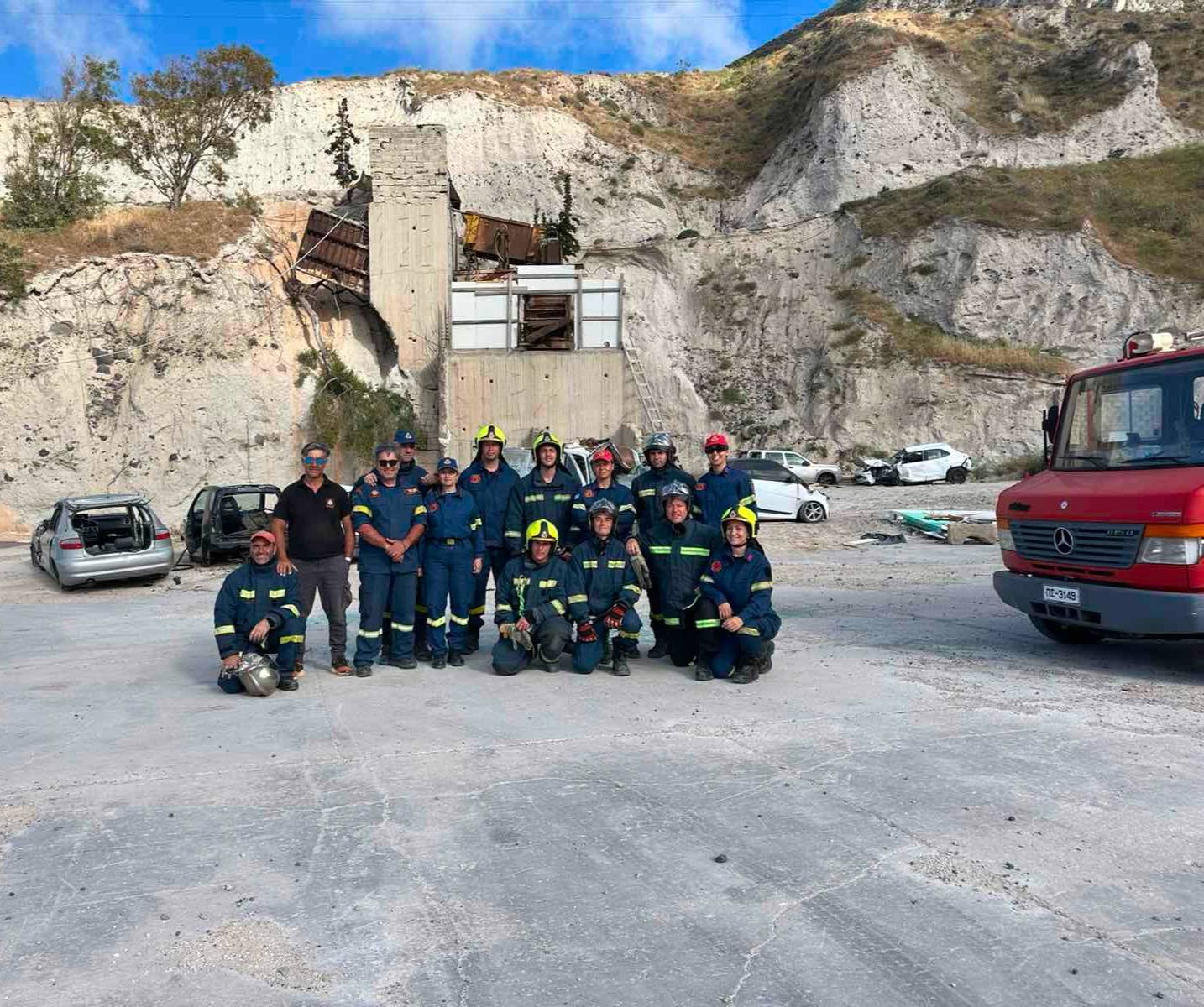 Εκπαίδευση απεγκλωβισμού από τροχαίο ατύχημα στη Θήρα
