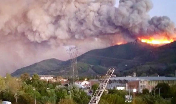 Μεγάλη δασική πυρκαγιά στην Τοσκάνη – Χιλιάδες εκκενώσεις λόγω των ισχυρών ανέμων