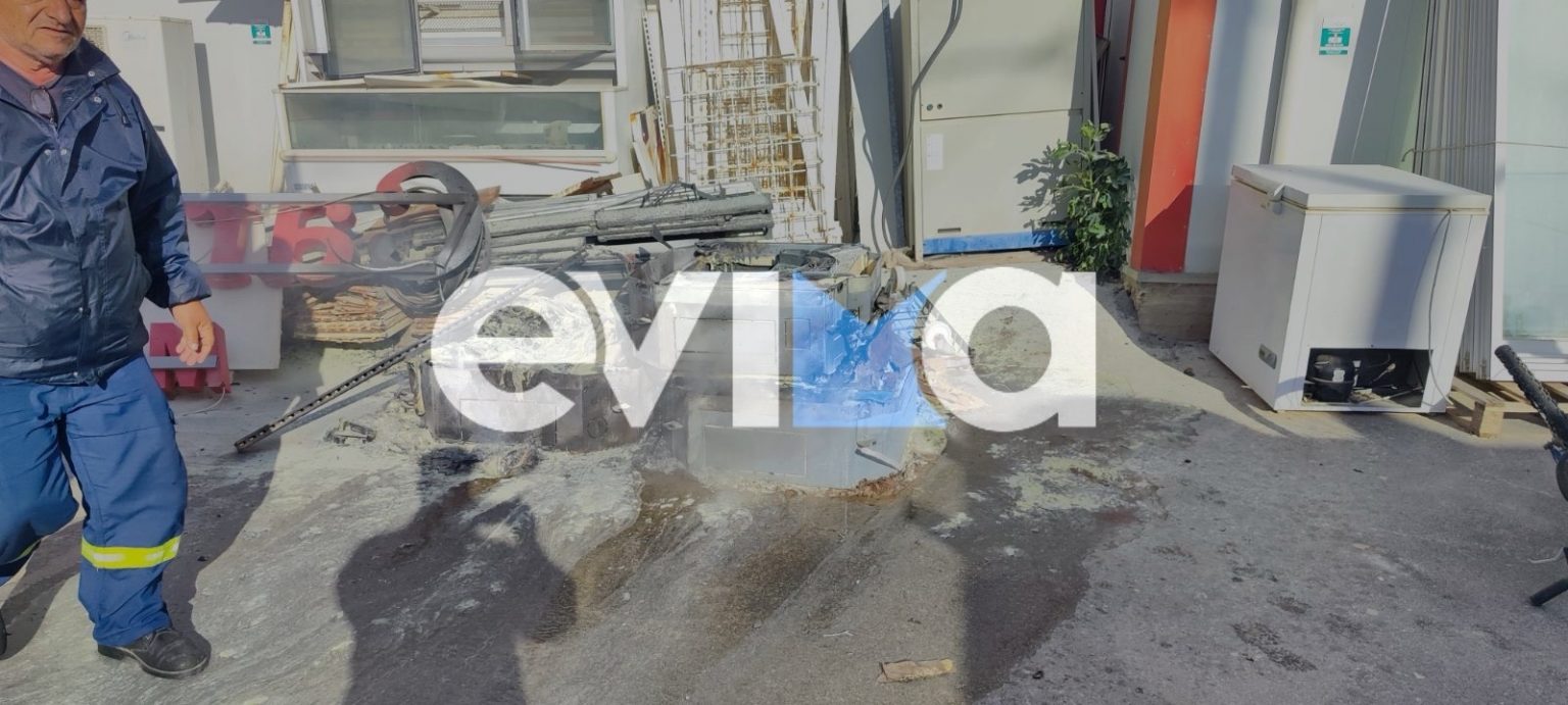 Πυρκαγιά σε εξωτερικό χώρο σούπερ μάρκετ στην Κάρυστος Εύβοιας