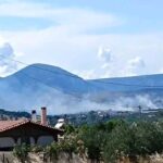 Πυρκαγιά σε χαμηλή βλάστηση στα Καλύβια Θορικού Αττικής