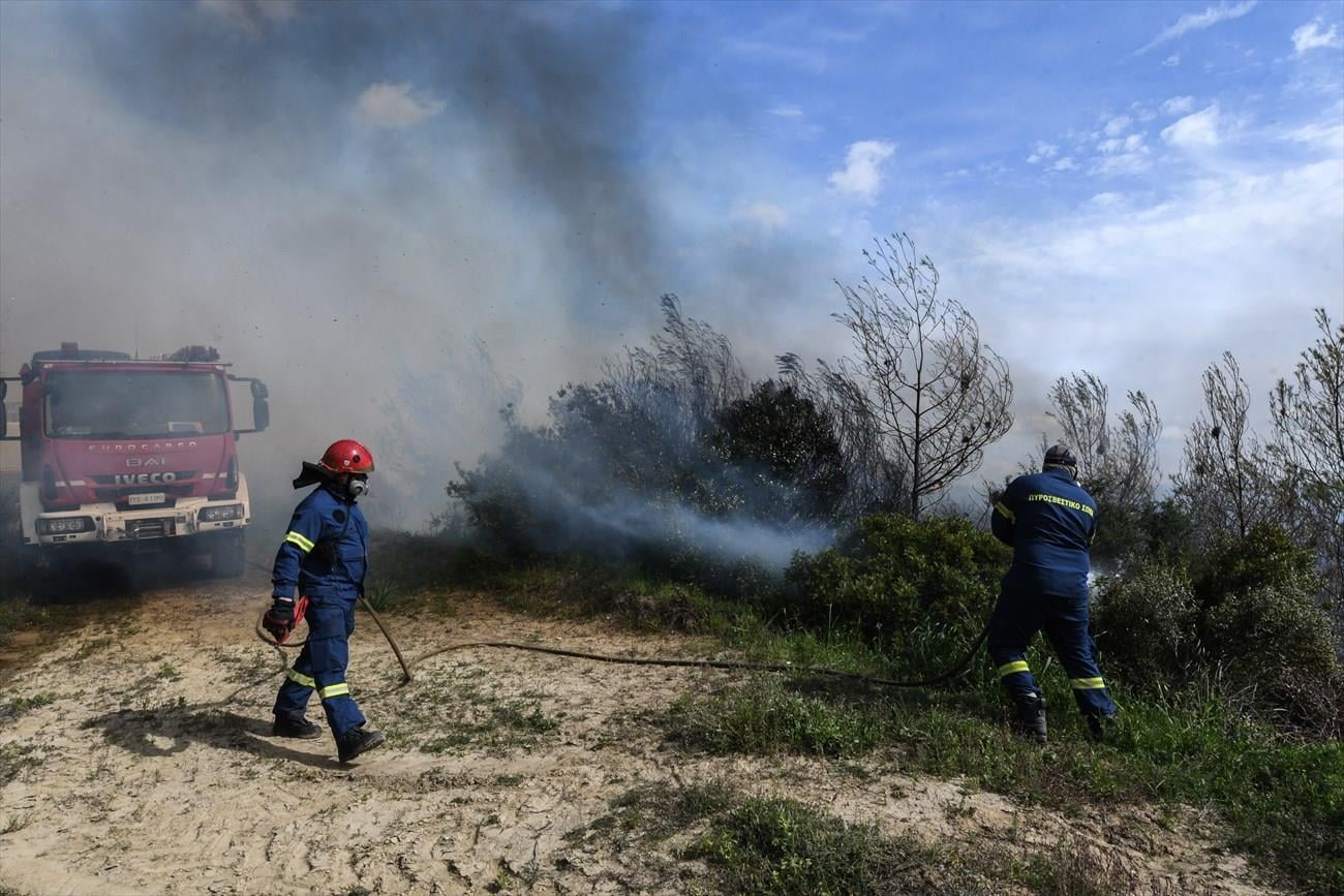 Άμεσα κατεσβέσθη πυρκαγιά σε χαμηλή βλάστηση στο Μαρκόπουλο Μεσογαίας