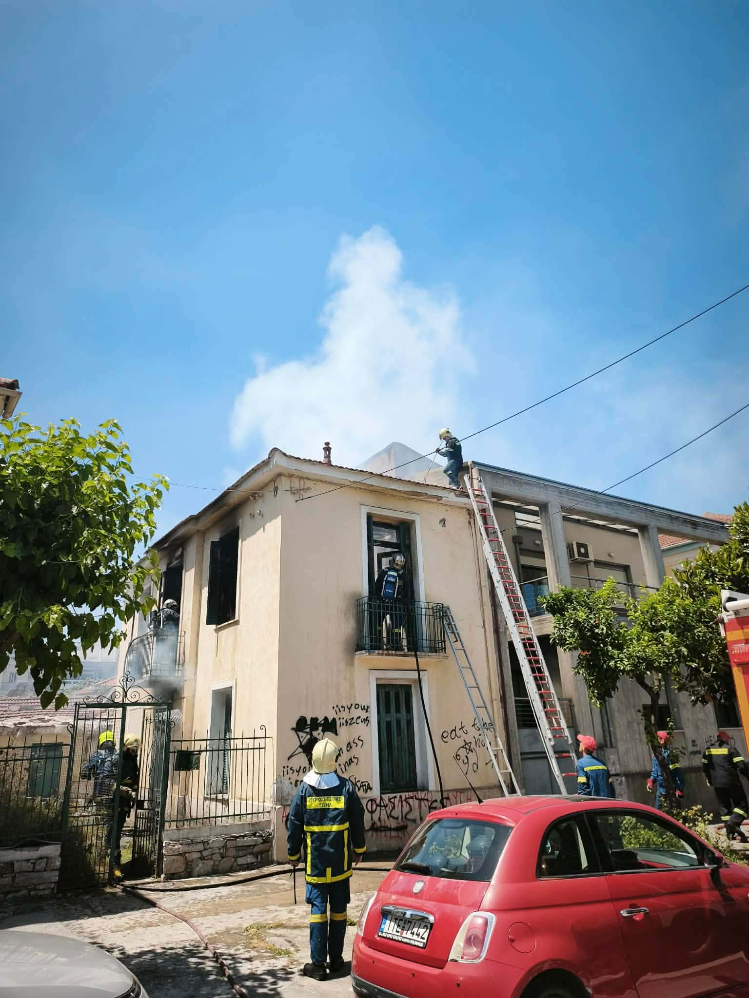 Πυρκαγιά σε διώροφη κατοικία επί της οδού Κανάρη στον Βόλο