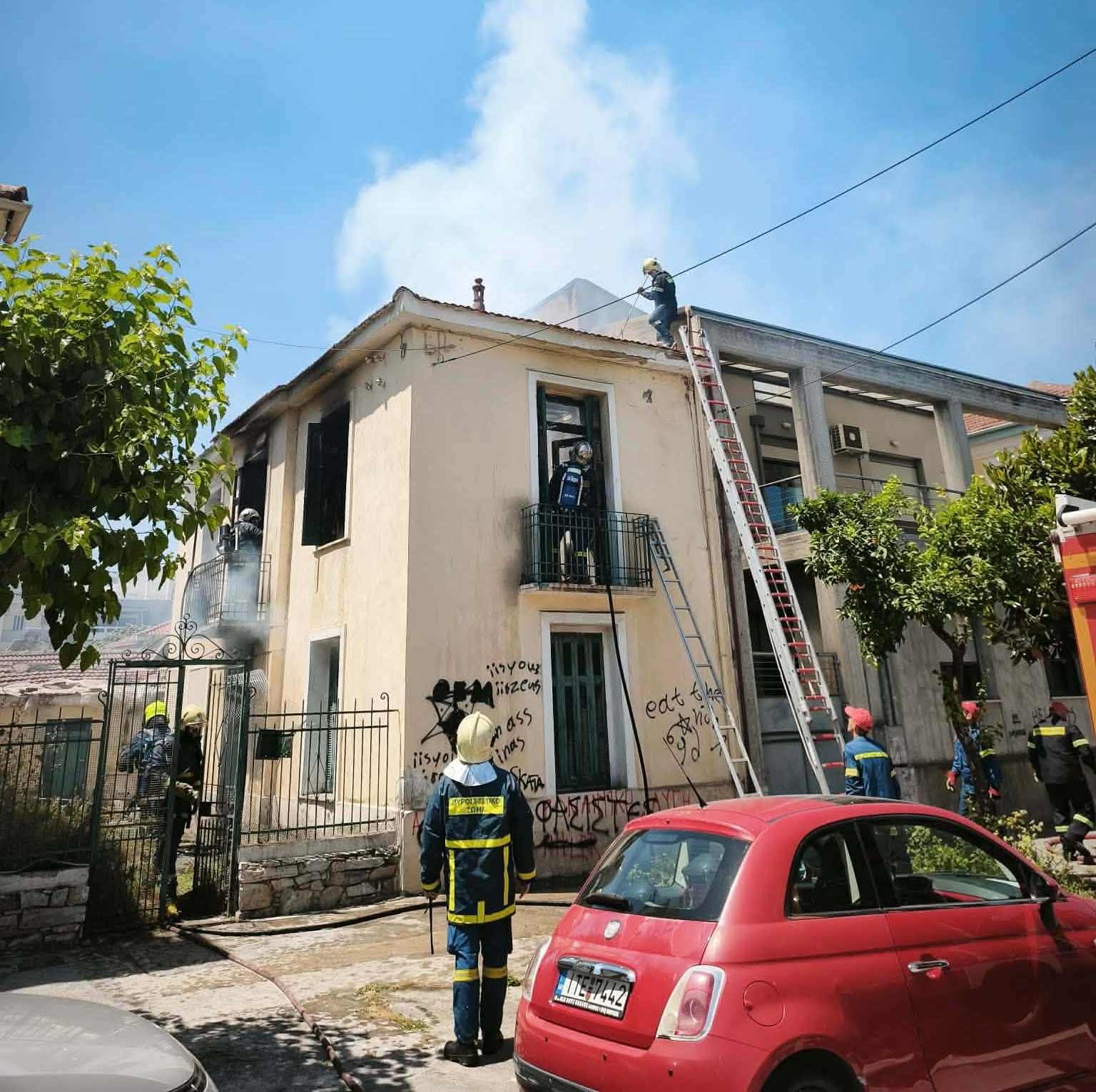 Πυρκαγιά σε διώροφη κατοικία επί της οδού Κανάρη στον Βόλο