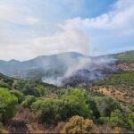 Ενισχύθηκαν οι δυνάμεις στην πυρκαγιά της Περαχώρας Κορινθίας – Στο σημείο 106 πυροσβέστες και εναέρια μέσα