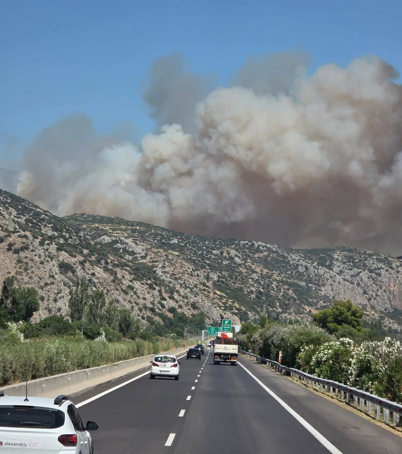 Ενισχύθηκαν οι δυνάμεις στην πυρκαγιά στο Ακραίφνιο Βοιωτίας