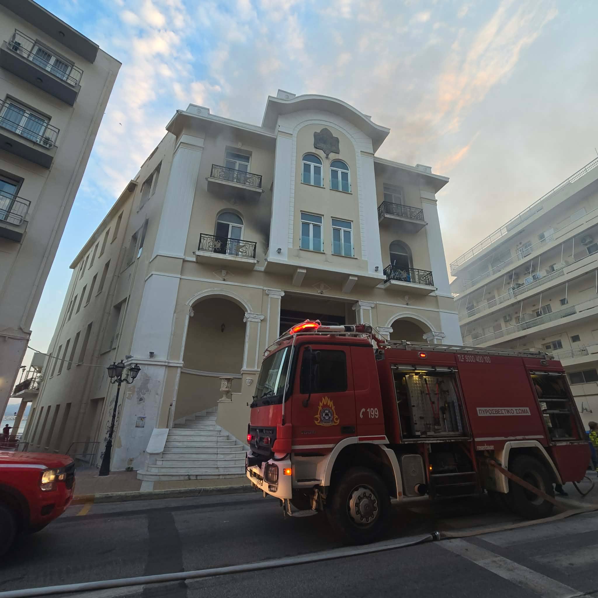 Πυρκαγιά σε εγκαταλελειμμένο ξενοδοχείο στο Λουτράκι Κορινθίας Πυρκαγιά σε εγκαταλελειμμένο ξενοδοχείο στο Λουτράκι Κορινθίας