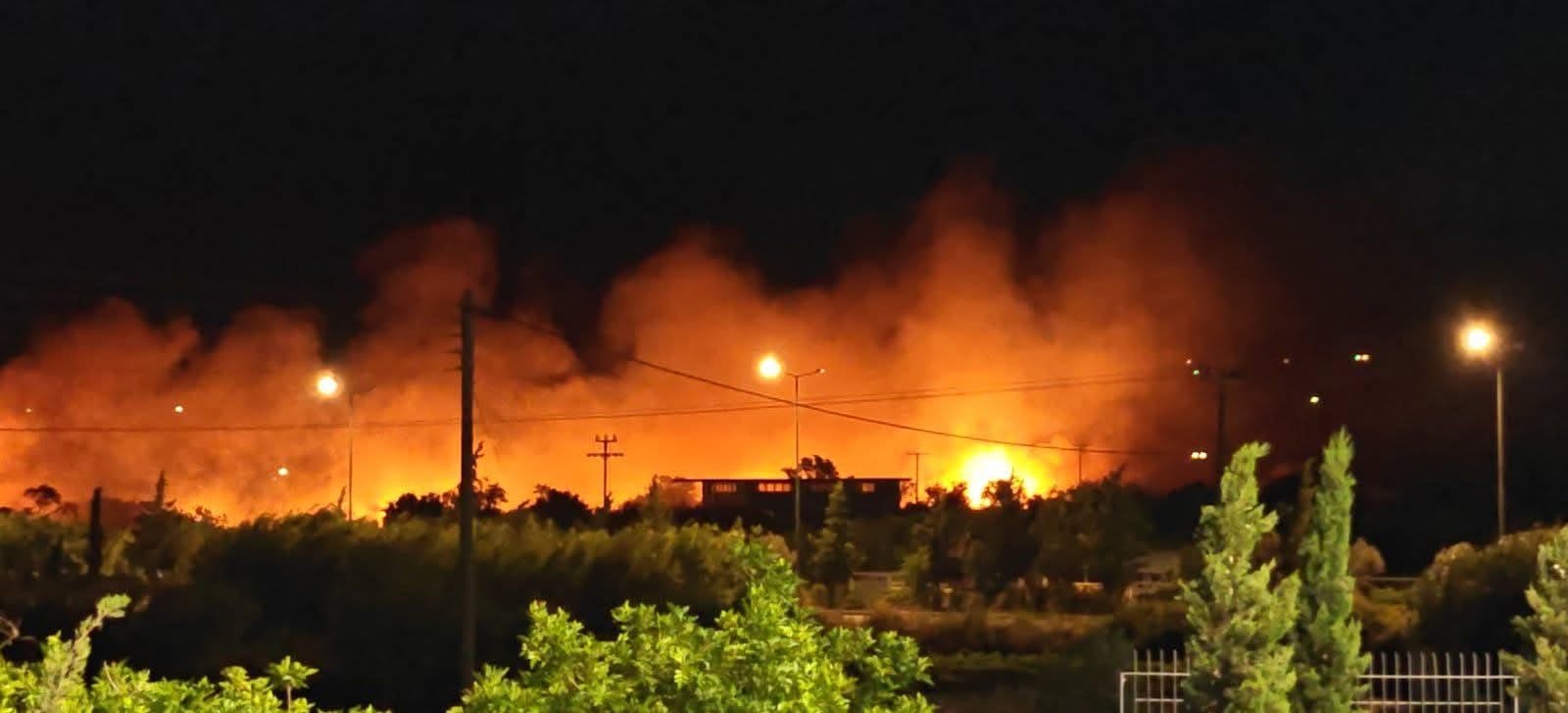 Πυρκαγιά σε χαμηλή βλάστηση στην Κερατέα Αττικής Πυρκαγιά σε χαμηλή βλάστηση στην Κερατέα Αττικής