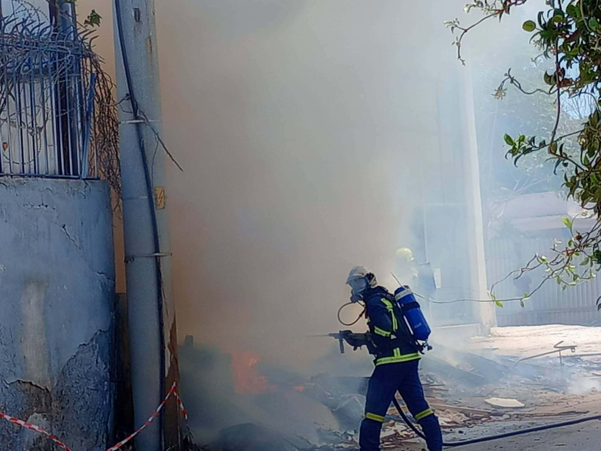Πυρκαγιά σε εγκαταλελειμμένη επιχείρηση επί της οδού Ορφέως στην Αθήνα