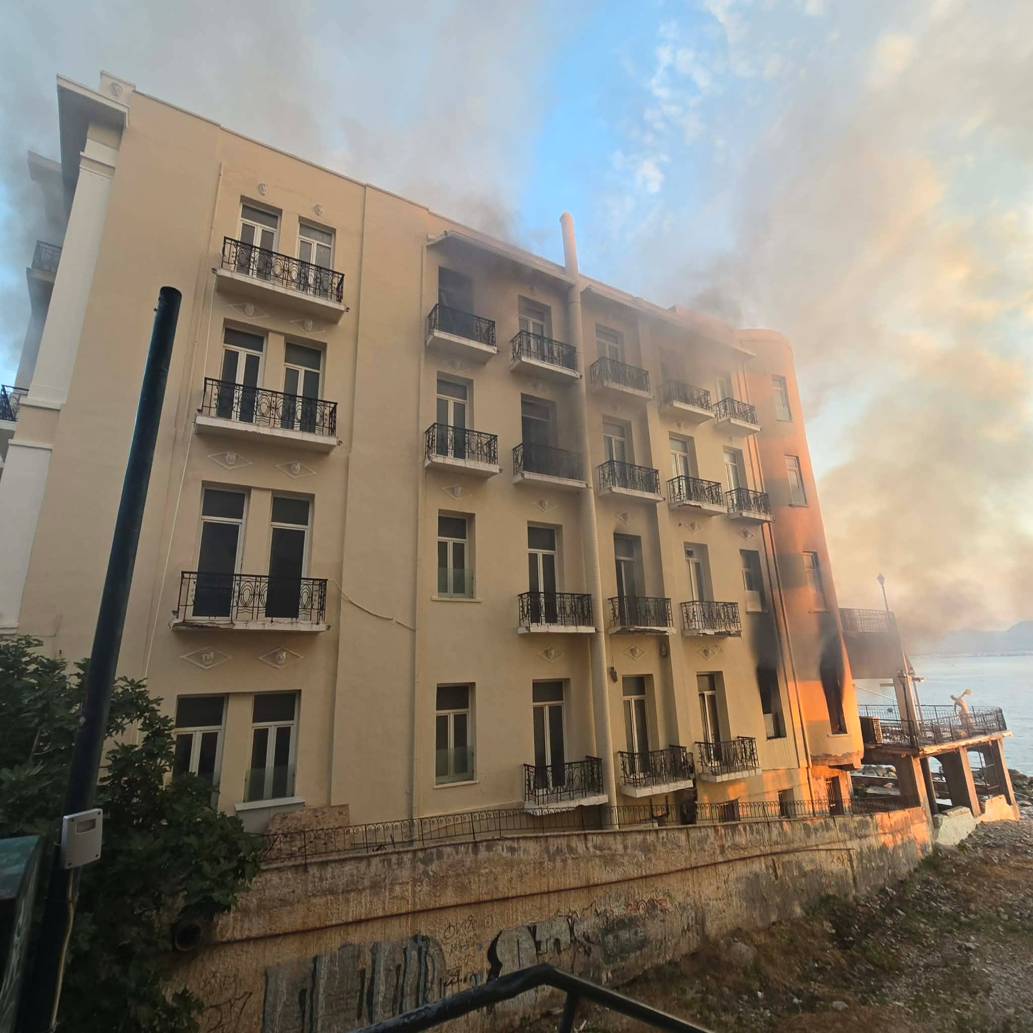 Πυρκαγιά σε εγκαταλελειμμένο ξενοδοχείο στο Λουτράκι Κορινθίας Πυρκαγιά σε εγκαταλελειμμένο ξενοδοχείο στο Λουτράκι Κορινθίας