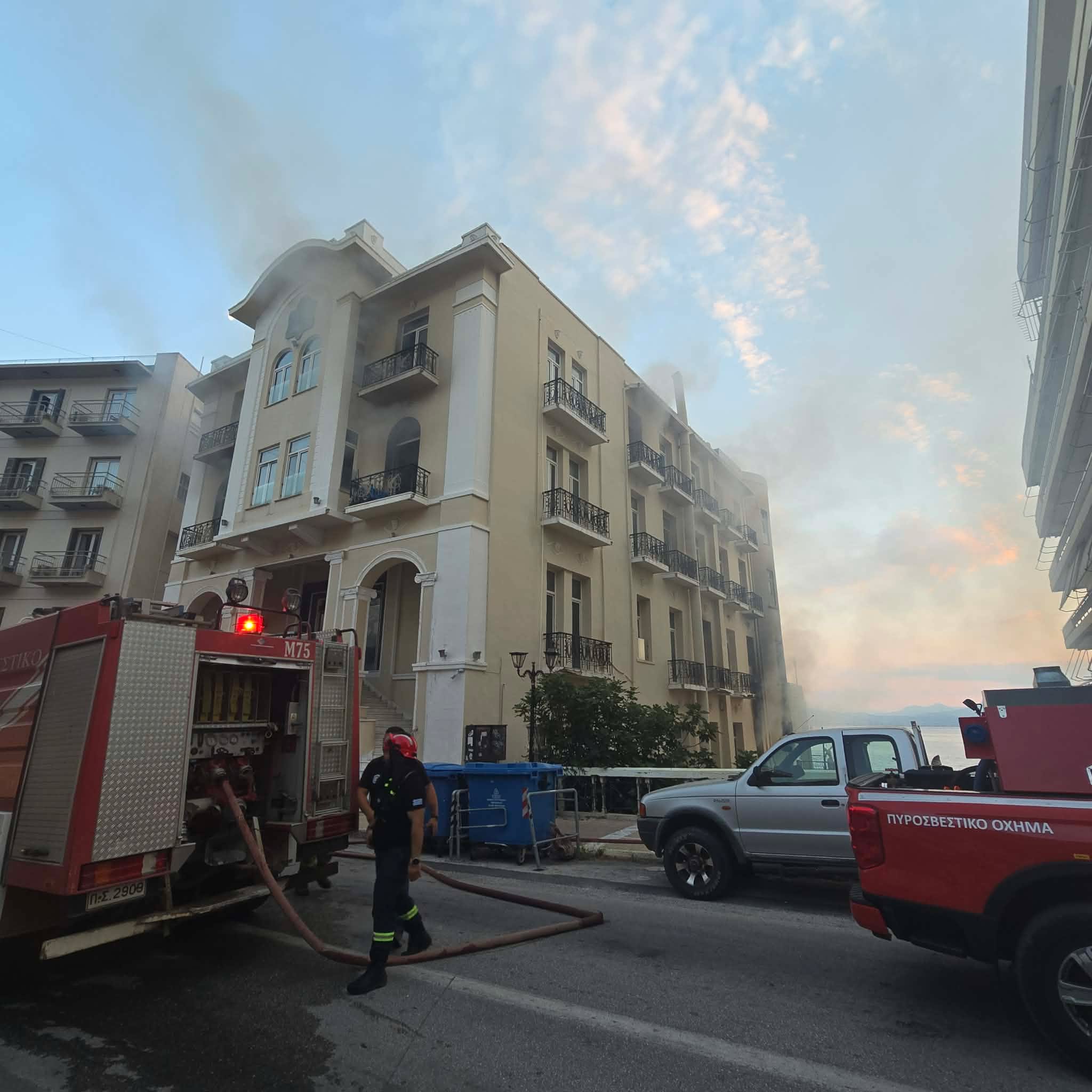 Πυρκαγιά σε εγκαταλελειμμένο ξενοδοχείο στο Λουτράκι Κορινθίας