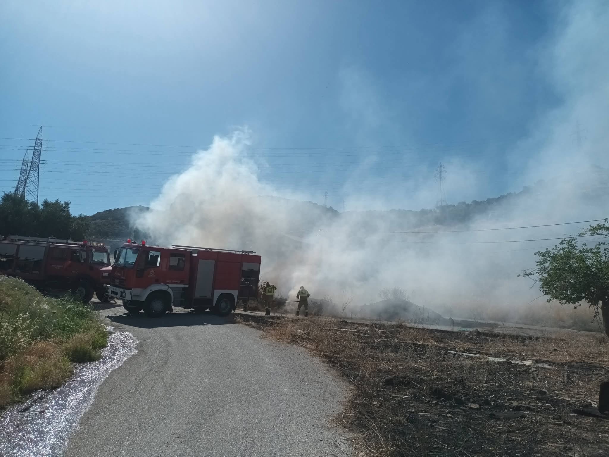 Άμεσα τέθηκε υπό έλεγχο η πυρκαγιά σε χαμηλή βλάστηση στην περιοχή Νεόκτιστα Ασπροπύργου