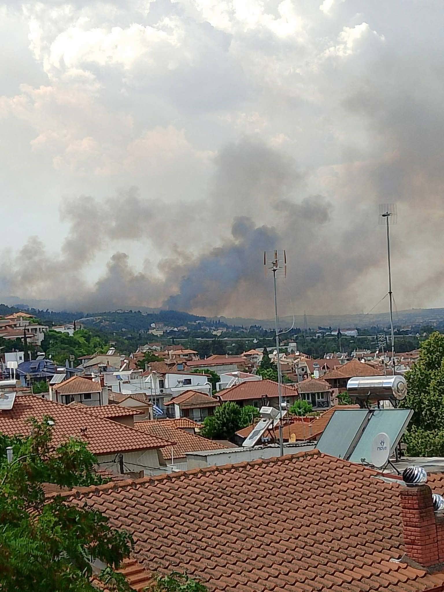 Ενισχύθηκαν οι δυνάμεις στην πυρκαγιά στο Δερβένι Θεσσαλονίκης