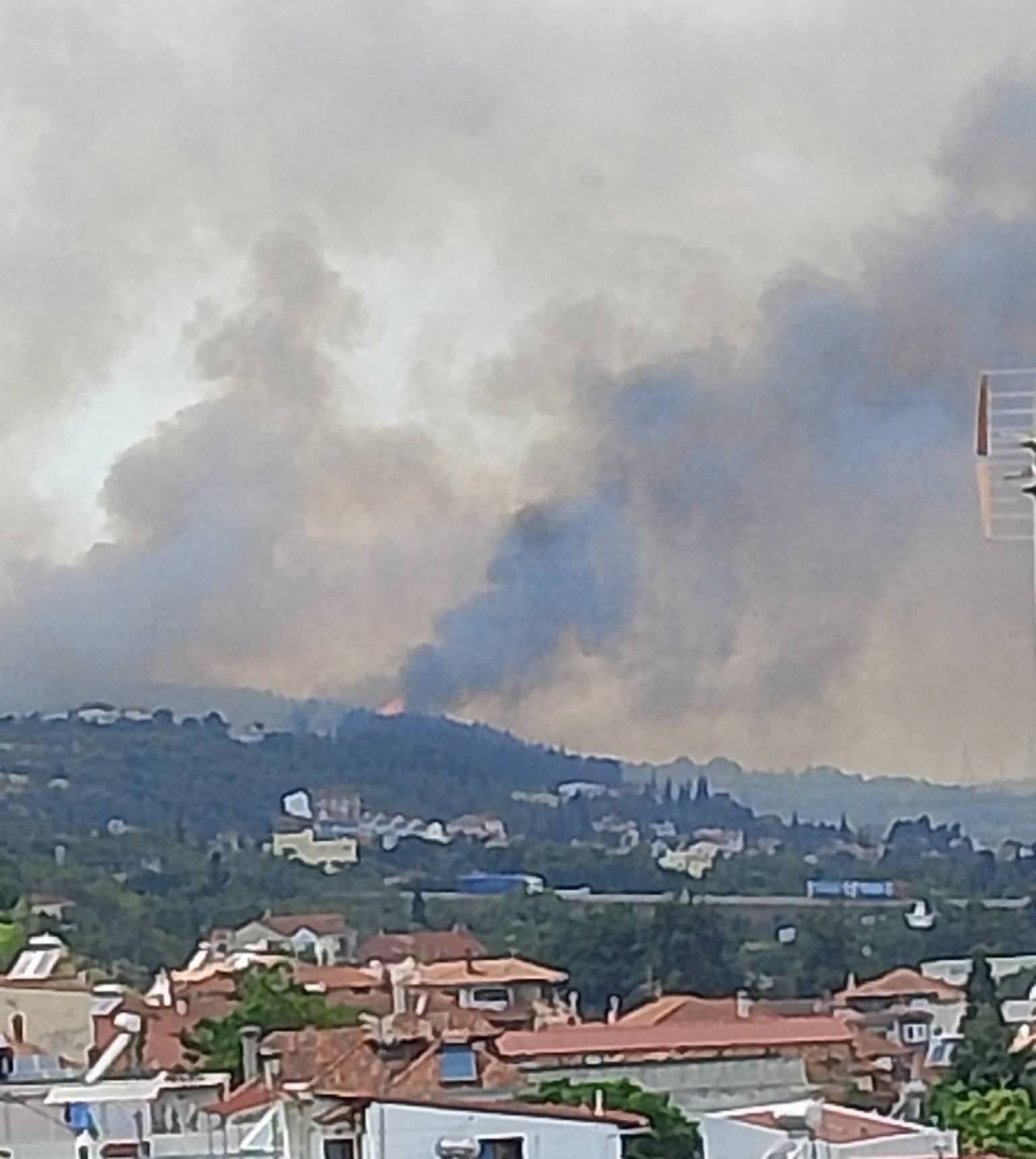 Ενισχύθηκαν οι δυνάμεις στην πυρκαγιά στο Δερβένι Θεσσαλονίκης