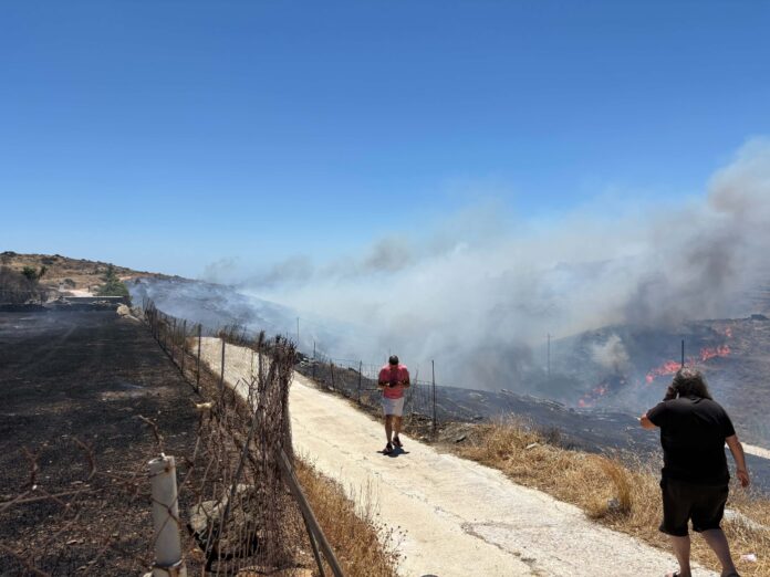 Πυρκαγιά σε χαμηλή βλάστηση στην περιοχή Αμπέλα Σύρου Πυρκαγιά σε χαμηλή βλάστηση στην περιοχή Αμπέλα Σύρου