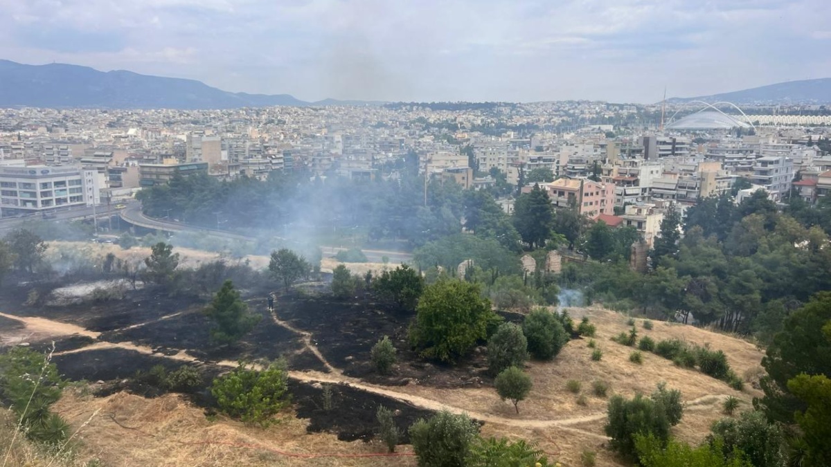 Πυρκαγιά σε χαμηλή βλάστηση στην περιοχή φιλόθεη Αττικής
