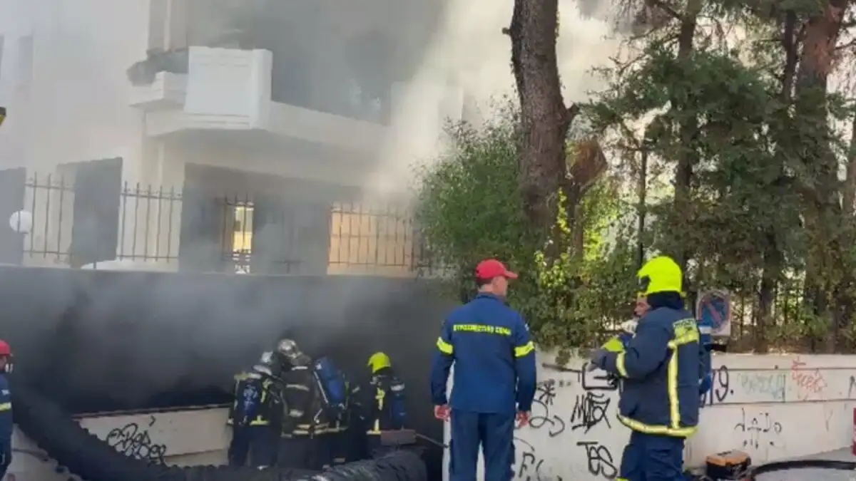 Πυρκαγιά σε ισόγειο γκαράζ πολυκατοικίας επί της οδού Ειρήνης στην Αγία Παρασκευή Πυρκαγιά σε ισόγειο γκαράζ πολυκατοικίας επί της οδού Ειρήνης στην Αγία Παρασκευή