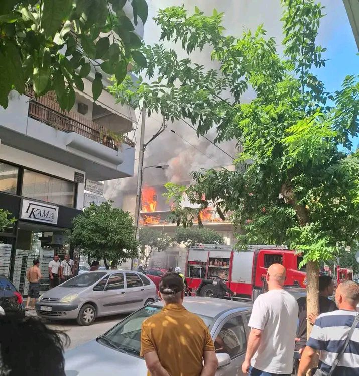 Πυρκαγιά σε διώροφο κτήριο επί της οδού Αριστείδου στην Καλλιθέα Αττικής