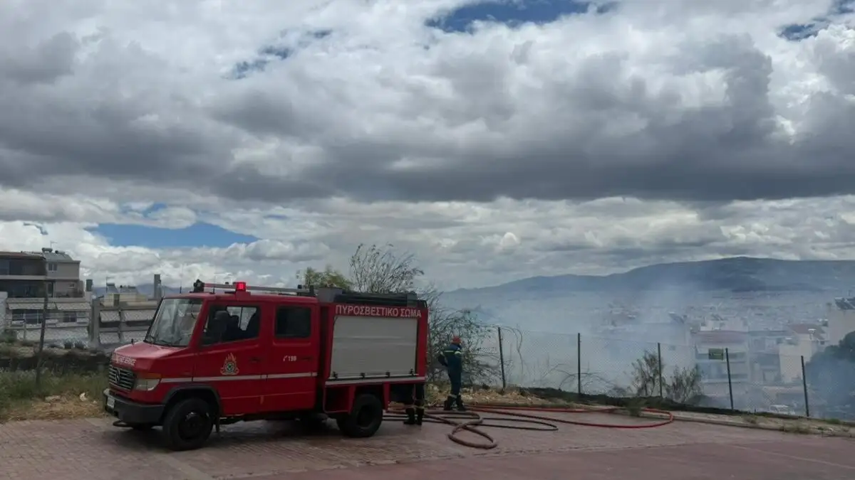 Πυρκαγιά σε οικοπεδικούς χώρους κοντά στο γήπεδο Χωράφα στο Περιστέρι