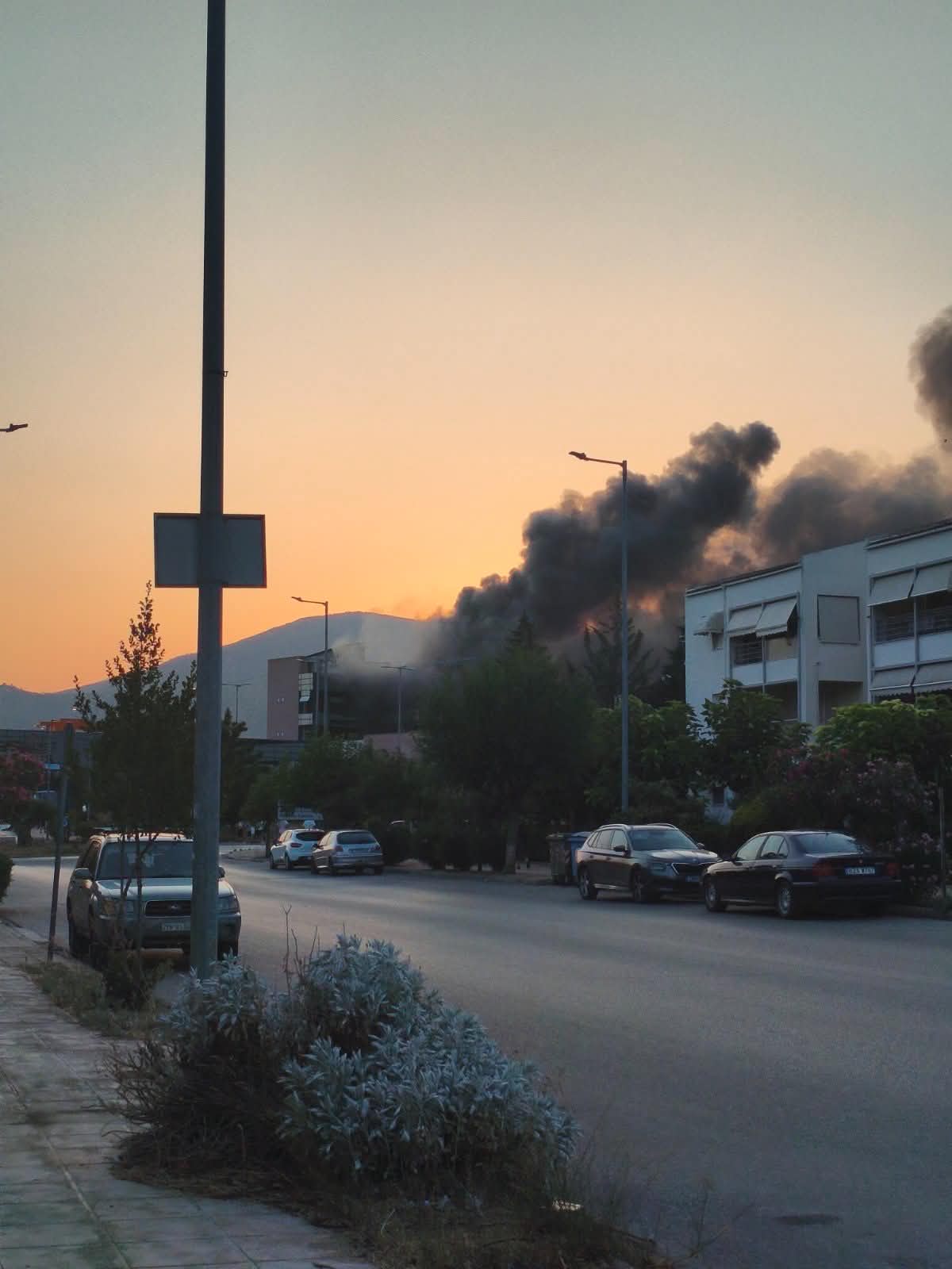 Πυρκαγιά σε εγκαταλελειμμένο κτίριο επί της Λεωφόρου Κύμης στις Αχαρνές Πυρκαγιά σε εγκαταλελειμμένο κτίριο επί της Λεωφόρου Κύμης στις Αχαρνές