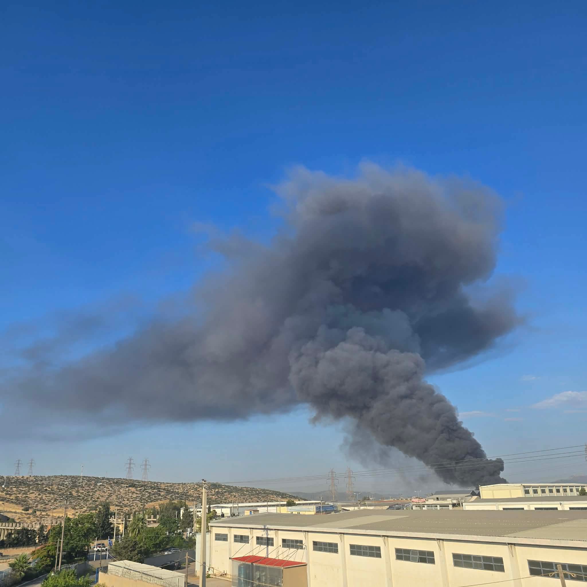Πυρκαγιά σε χώρο εμπορίου στη συμβολή των οδών Μεγαρίδος και Χίου στον Ασπρόπυργο Αττικής Πυρκαγιά σε χώρο εμπορίου στη συμβολή των οδών Μεγαρίδος και Χίου στον Ασπρόπυργο Αττικής