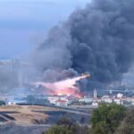 Ωραιόκαστρο Θεσσαλονίκης: Η πυρκαγιά περιορίστηκε σε δύο εργοστάσια – Ισχυρές εναέριες δυνάμεις στη μάχη με τις φλόγες