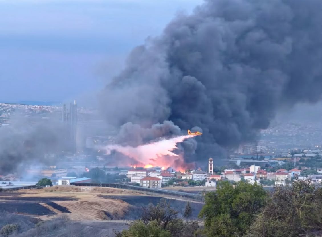 Ωραιόκαστρο Θεσσαλονίκης: Η πυρκαγιά περιορίστηκε σε δύο εργοστάσια – Ισχυρές εναέριες δυνάμεις στη μάχη με τις φλόγες