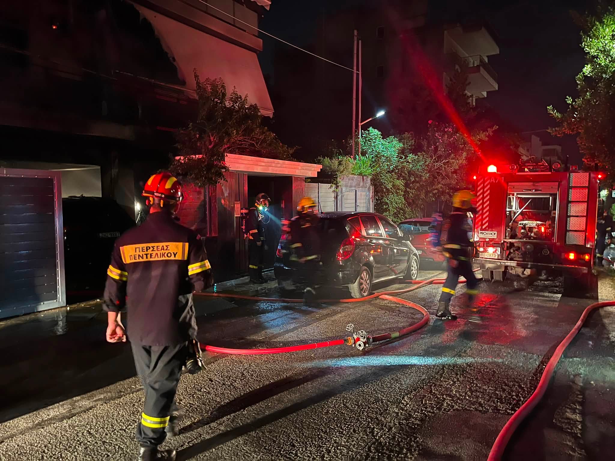 Πυρκαγιά σε σταθμευμένα οχήματα στην Παλλήνη Αττικής