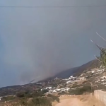 Δύσκολη μάχη με τις φλόγες στην Πάρο – Ενισχύονται συνεχώς οι πυροσβεστικές δυνάμεις
