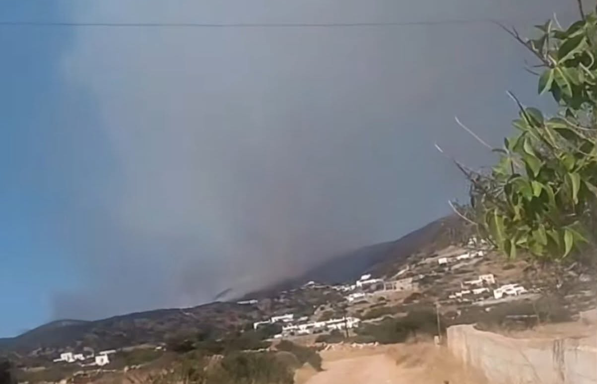 Δύσκολη μάχη με τις φλόγες στην Πάρο – Ενισχύονται συνεχώς οι πυροσβεστικές δυνάμεις