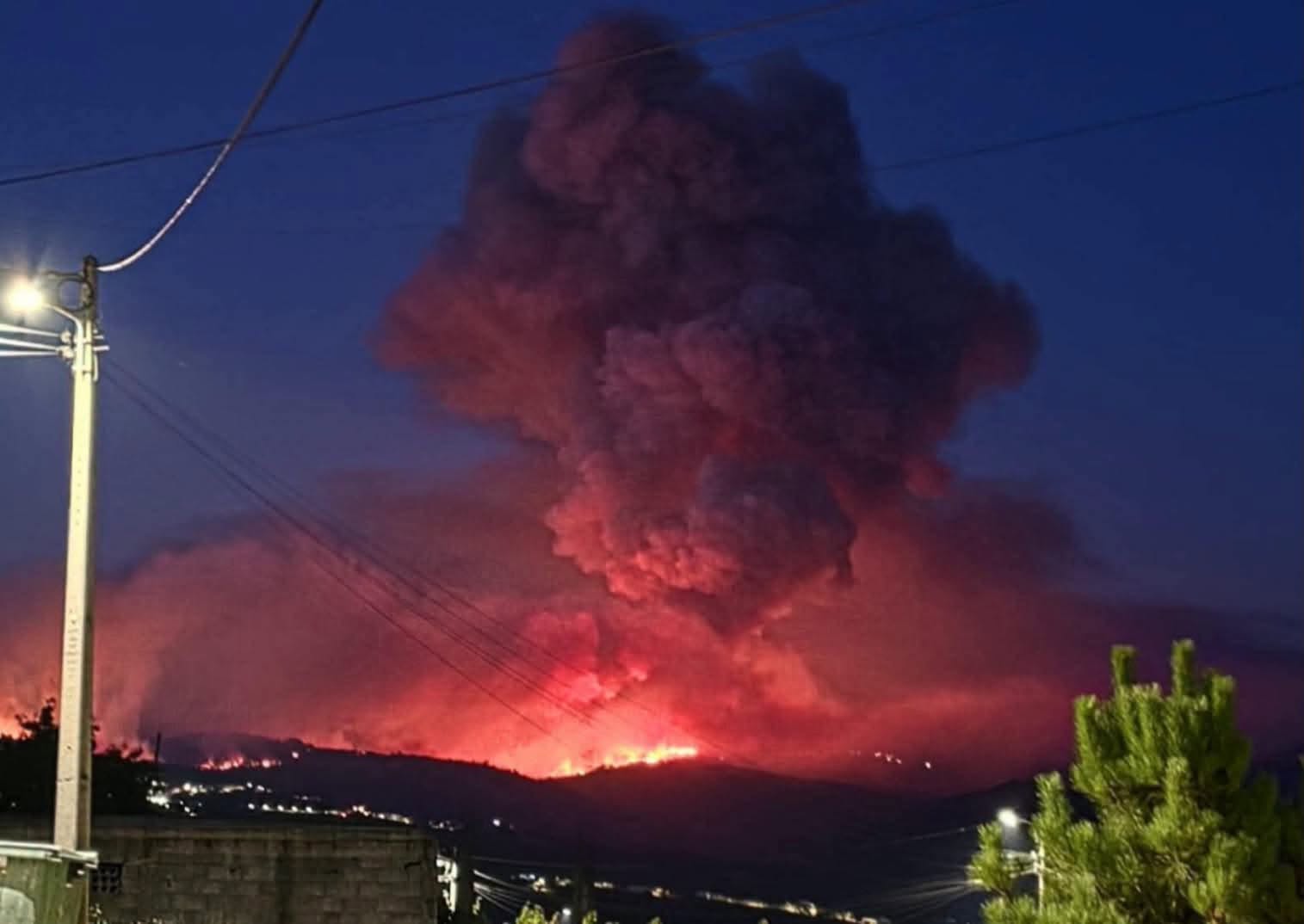 Πύρινος εφιάλτης σε Γαλλία, Ιταλία και Ισπανία – Τρεις πυροσβέστες νεκροί, μαζικές εκκενώσεις και χιλιάδες στρέμματα καμένα