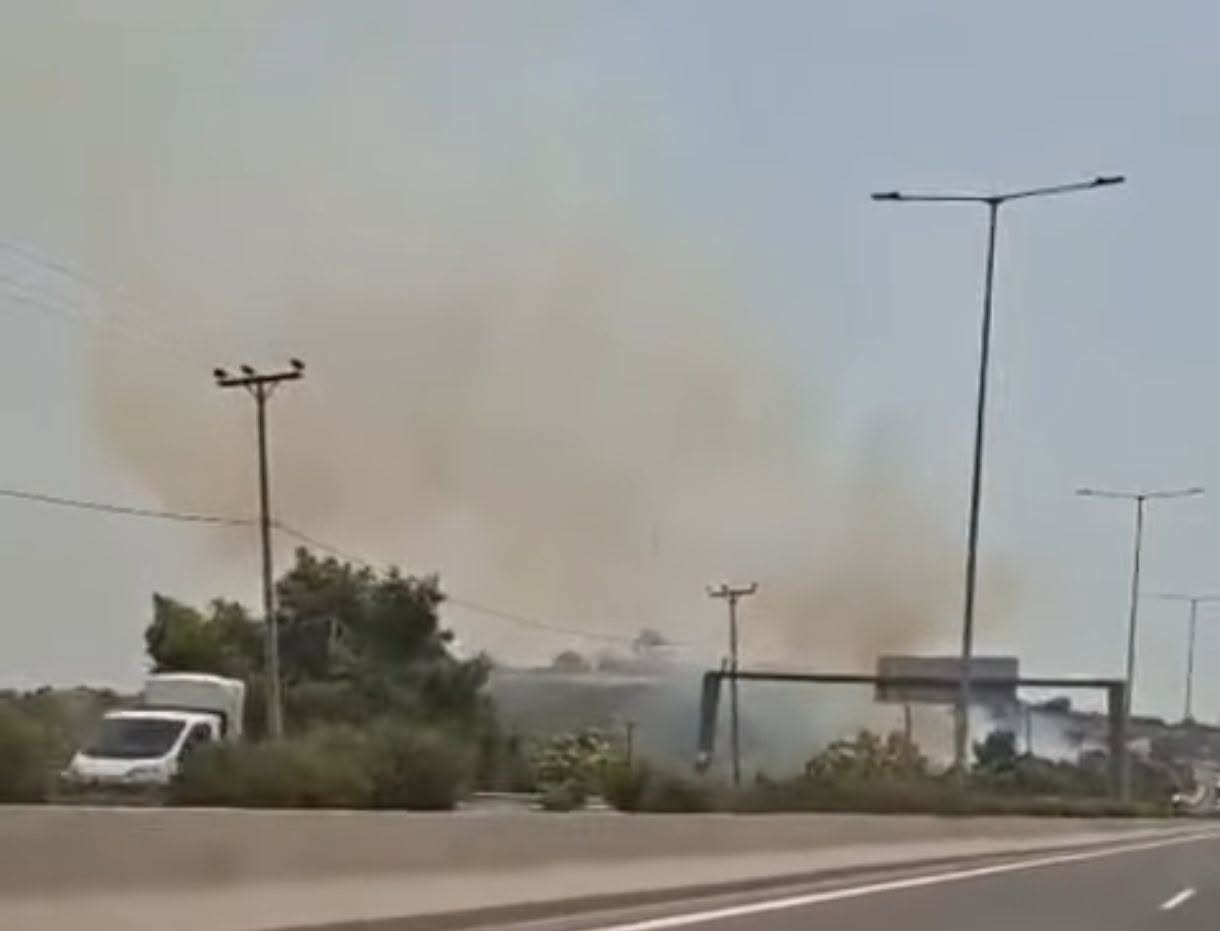 Πυρκαγιά σε χαμηλή βλάστηση στον Άγιο Στέφανο Αττικής