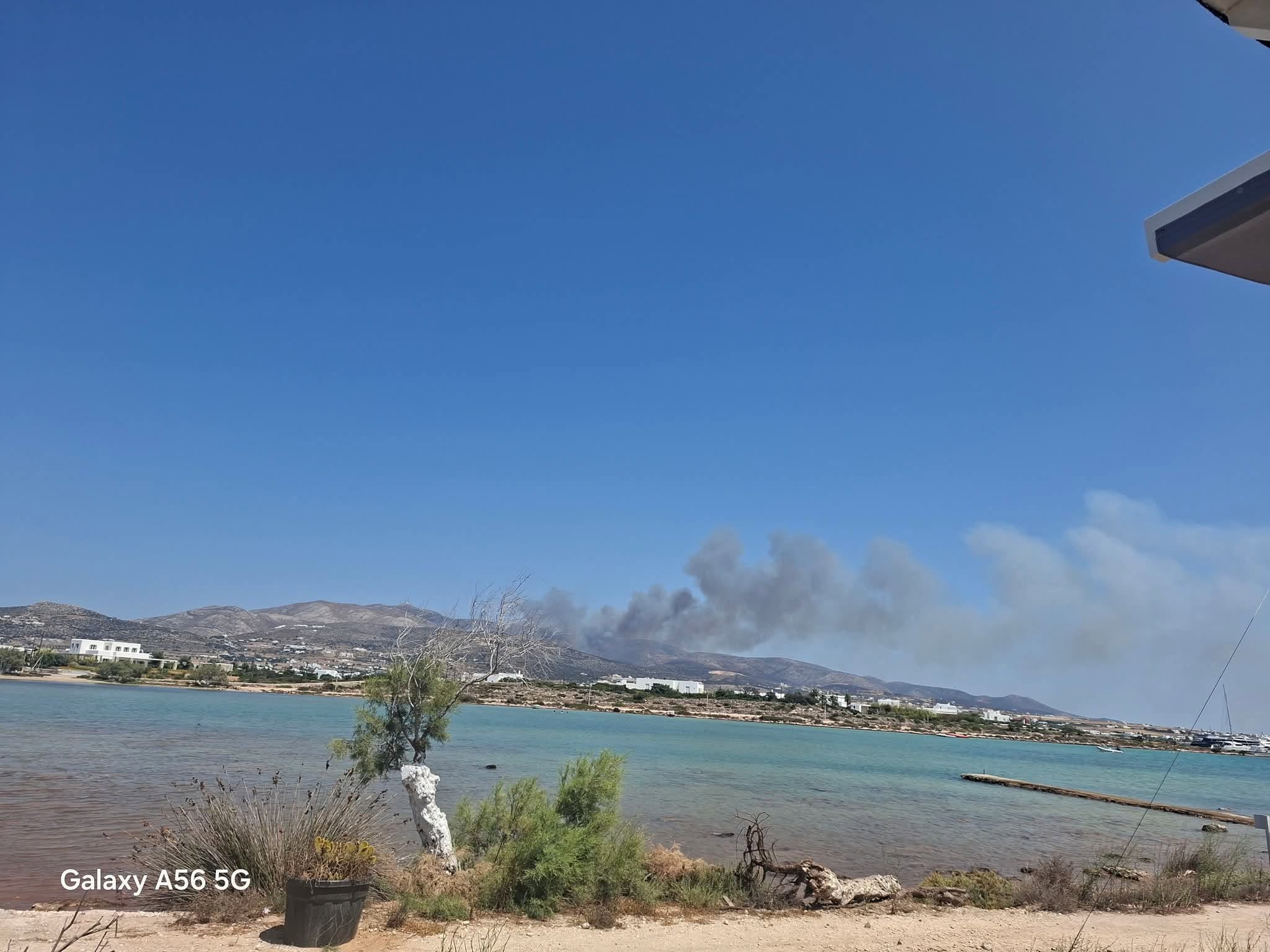 Πυρκαγιά σε χαμηλή βλάστηση στην περιοχή Καμπή στην Πάρο