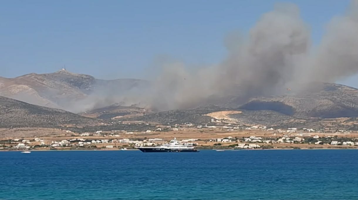 Πυρκαγιά σε χαμηλή βλάστηση στην περιοχή Καμπή στην Πάρο