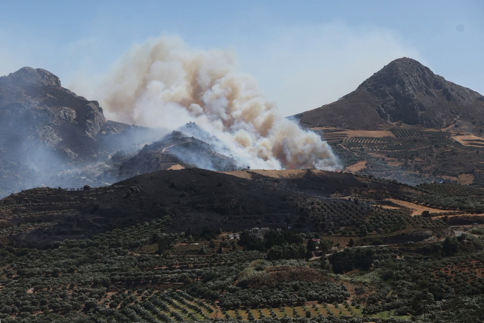 Ενισχύθηκαν οι δυνάμεις στη φωτιά στον Ασώματο Ρεθύμνου Ενισχύθηκαν οι δυνάμεις στη φωτιά στον Ασώματο Ρεθύμνου